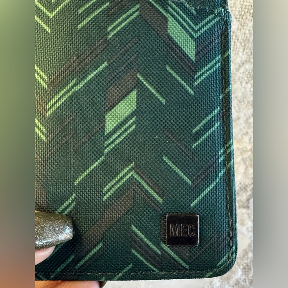 MEC Green Patterned RFID card Holder NWOT - Picture 6 of 9
